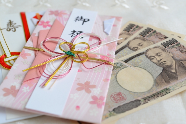 出産祝いの書き方 金額を横書きで書く場合の例と夫婦連名での金額相場はいくら？