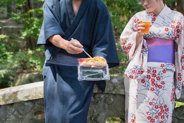 彼女が浴衣 彼氏は私服